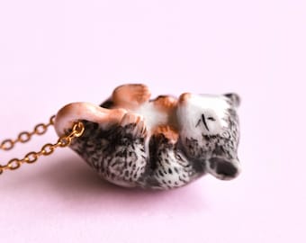 Collier bébé opossum | Porcelaine artisanale | Bijoux de collection, oeuvre d'art patrimoniale | Le cadeau parfait | Collectionnez-les tous !