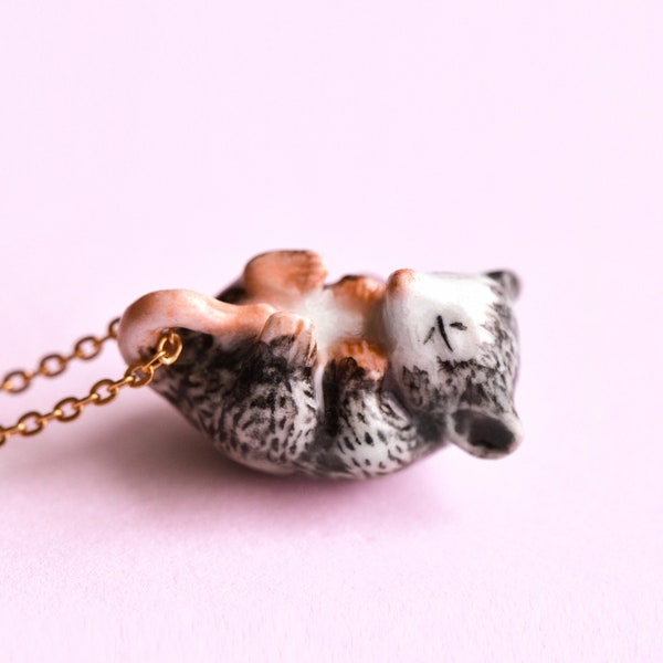 Collier bébé opossum | Porcelaine artisanale | Bijoux de collection, oeuvre d'art patrimoniale | Le cadeau parfait | Collectionnez-les tous !