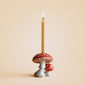 Adorno para pastel con forma de hongo / Figura de porcelana hecha a mano / Arte coleccionable de Camp Hollow / Portavelas de cumpleaños / ¡Colecciónalos todos!