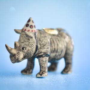 サイのケーキトッパー | 手作り磁器の置物 | キャンプホローの収集価値のある家宝アート | バースデーキャンドルホルダー | 全部集めよう!