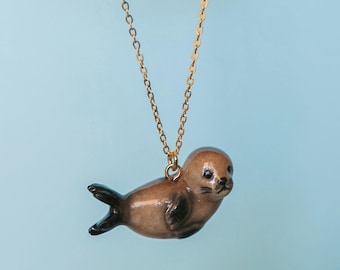 Collana con foca marrone / Gioielli in porcellana fatti a mano / Arte da collezione di famiglia di Camp Hollow / Il regalo perfetto / Collezionali tutti!