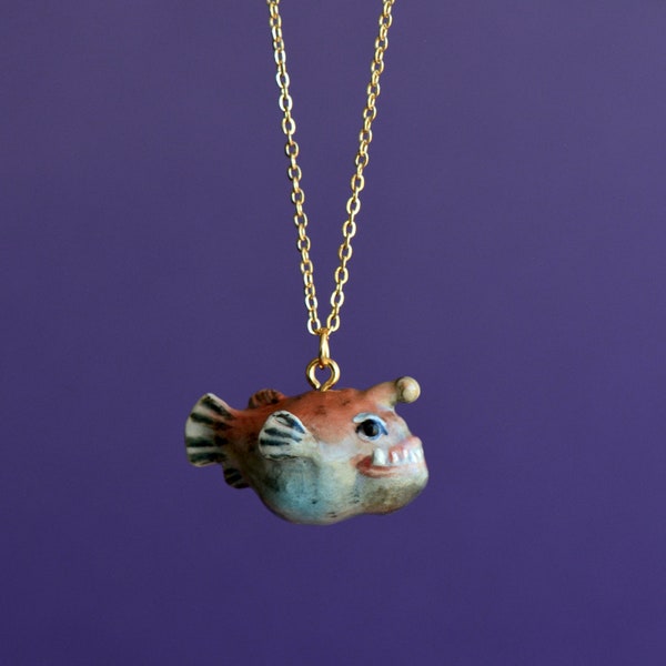 Collier poisson pêcheur | Bijoux en porcelaine fabriqués à la main | Camp Hollow Collection Heirloom Art | Le cadeau parfait | Collectez les tous!