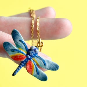 Collier libellule | Bijoux artisanaux en porcelaine | Art ancien de collection Camp Hollow | Le cadeau parfait | Collectionnez-les tous !