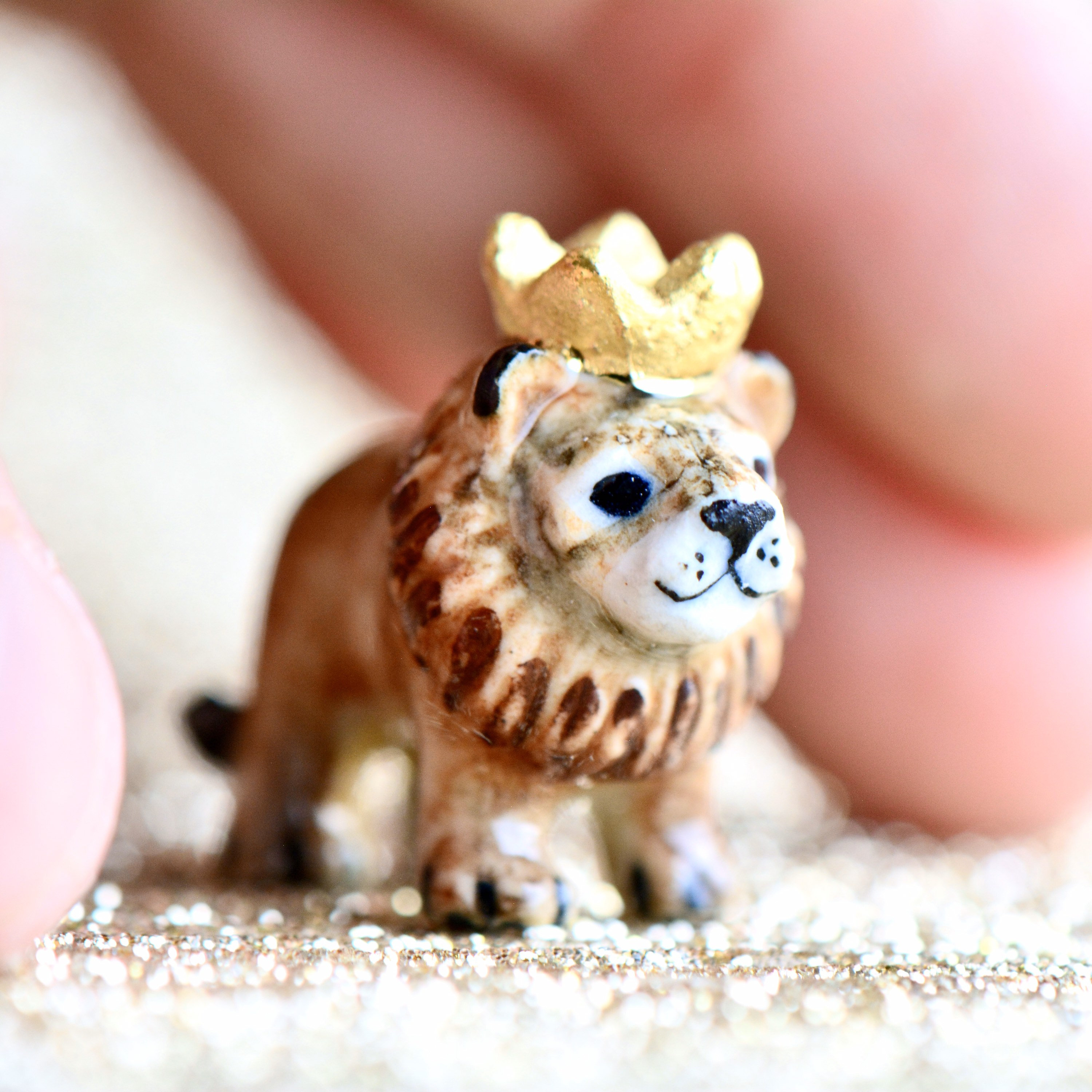 ★希少★【新品】AZLEE 18K TIGER EYES LION CHARM Porcelain Lion King Necklace • Hand-painted Ceramic Pendant • Camp