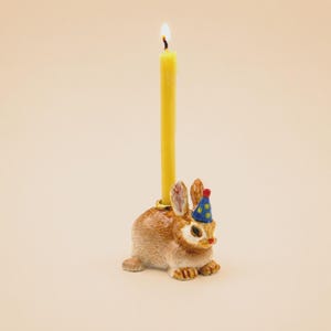 Decorazione per torta a forma di CONIGLIETTO dell'anno del coniglio / Statuina in porcellana / Arte da collezione di famiglia di Camp Hollow / Portacandele di compleanno / Collezionali tutti