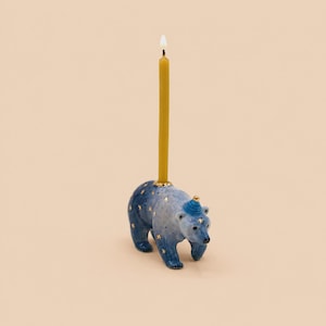 Handgefertigter Cake Topper Galaxy Bear aus Porzellan: Sammlerstück Kerzenhalter