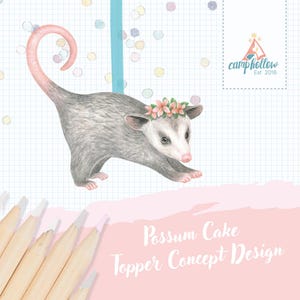 Op de afbeelding: Waterverfillustratie van een grijze opossum met een bloemenkrans en een roze staart. De tekst "Possum Cake Topper Concept Design" staat op een roze achtergrond. Het Camp Hollow-logo staat rechtsboven.