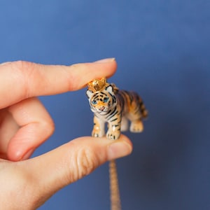 Tiger König Halskette | Handgefertigter Porzellanschmuck | Camp Hohl Sammler Heirloom Kunst | Perfektes Geschenk | Sammle sie alle!