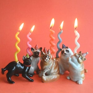 Curious Cat Cake Topper Kollektion | Handgefertigte Porzellan Figur | Camp Hohle Sammlerstücke Kunst  Kerzenhalter | Sammle sie Alle!