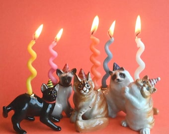 Colección de adornos para tartas de Gato Curioso / Figura de porcelana hecha a mano / Arte coleccionable de Camp Hollow / Portavelas / ¡Colecciónalos todos!