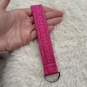 Pinker Schlüsselanhänger aus Stoff | Trendiger Schlüsselanhänger | Kleines Geschenk | Rosa Mädchen Geschenk | Schlüsselanhänger | Schlüssel Armband