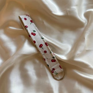 Delicado llavero de tela hecho a mano con cerezas/llavero de pulsera/llavero de tela/llavero coqueto/regalo para fiesta nupcial/llavero elegante