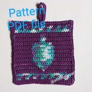 Könnte beinhalten: Lilafarbener Häkel-Topflappen mit einem geometrischen Muster in Weiß, Türkis und Lila. Der Topflappen hat eine Schlaufe zum Aufhängen. Der Text "Pattern PDF file" ist in Blau oben im Bild geschrieben. Der Text "@alisasyarnart" ist in Schwarz unten im Bild geschrieben.