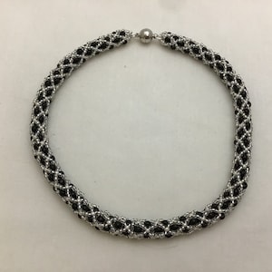 Elegant kiss kross netted necklace