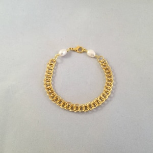 Pulseira de cota de malha. Cota de malha persa 3 em 1 feita com anéis folheados a ouro com 2 pérolas de água doce em cada extremidade da corrente.