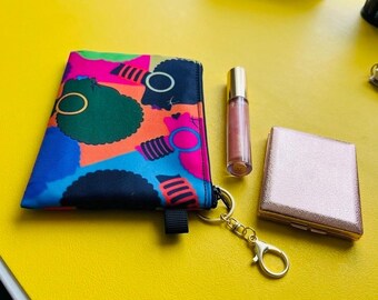 Monedero colorido con estampado abstracto de una mujer