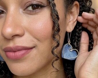 Colgantes de madera con forma de corazón de mezclilla