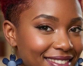 Colgantes de madera con diseño de margaritas y flores en capas, de mezclilla.