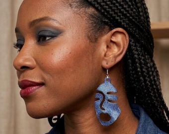 Pendientes colgantes de madera con cara de mujer en denim desgastado