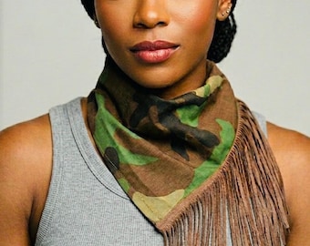 Pañuelo tipo bandana con flecos de ante y camuflaje de bosque