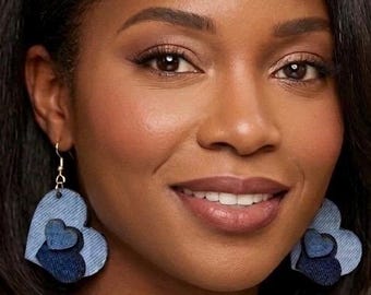 Colgantes de madera con corazones superpuestos de mezclilla