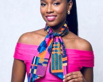 Bufanda vibrante con estampado Kente étnico africano en patchwork.