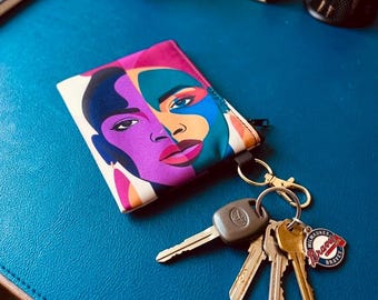 Monedero colorido con estampado abstracto de una mujer