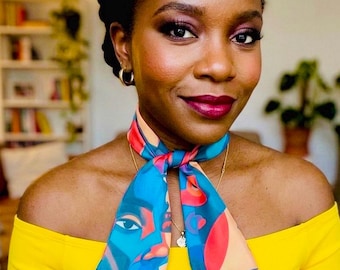 Bufanda colorida con estampado de rostro femenino