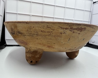 Cuenco de cerámica mesoamericana precolombina con trípode, de terracota con patas perforadas.