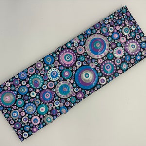 Art 3D envoûtant de gouttes sur bloc de bois - peinture acrylique de gouttes à accrocher - argent métallique, bleu, violet, rose, blanc - art texturé moderne à pois