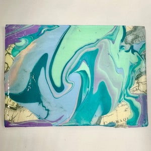 Giet schilderij met kaart decoupage en hars op canvas bord, pastel gegoten wervelingen op vintage kaart, abstract mixed media kunstcadeau voor reizigers