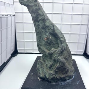 Escultura de bronce vintage poco común: Mamá osa y su cachorro con pátina verde - Arte abstracto brutalista