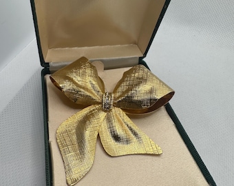 Vintage Gold Tone Etched Bow Brooch Pin With Rhinestones (New In Box)