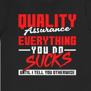 Puede incluir: Camiseta negra con texto rojo que dice "Quality Assurance Everything You Do Sucks Until I Tell You Otherwise."