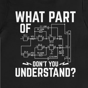 Op de afbeelding: Zwart T-shirt met een witte afbeelding van een elektronisch schema en de tekst "WHAT PART OF DON'T YOU UNDERSTAND?"
