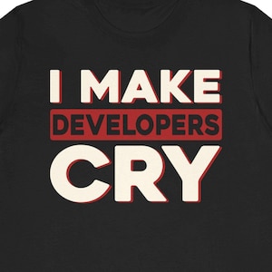 Può includere: Maglietta nera con il testo "I MAKE DEVELOPERS CRY" in lettere bianche e rosse.