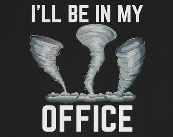 Grappig Tornado Chaser-T-shirt: "I'll Be In My Office"