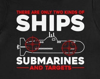 Könnte beinhalten: Schwarzes T-Shirt mit weißem und rotem Text und einer U-Boot-Grafik. Der Text lautet "THERE ARE ONLY TWO KINDS OF SHIPS" über einer U-Boot-Grafik mit Fadenkreuzen und "SUBMARINES AND TARGETS" darunter.