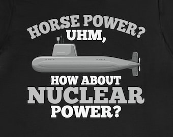 Könnte beinhalten: Schwarzes T-Shirt mit einer weißen Grafik eines U-Boots und dem Text "Horse power? Uhm, How about nuclear power?"
