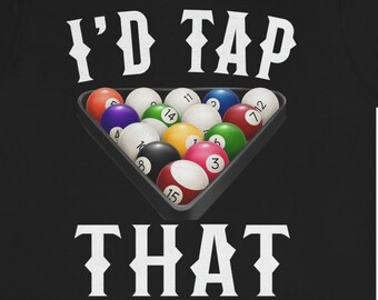 Op de afbeelding: Zwart T-shirt met witte tekst die "I'd Tap That" zegt en een afbeelding van een biljarttafel met biljartballen.