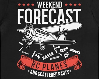 Op de afbeelding: Zwart T-shirt met een witte vliegtuigafbeelding en de tekst "Weekend Forecast RC Planes and Scattered Parts".