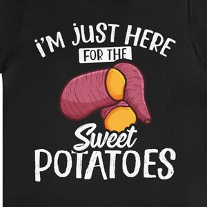 Könnte beinhalten: Schwarzes T-Shirt mit einer weißen Grafik von zwei Süßkartoffeln und dem Text "Ich bin nur hier für die Süßkartoffeln".