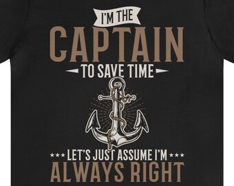 Peut inclure: T-shirt noir avec un graphique brun d'une ancre et le texte "Je suis le capitaine pour gagner du temps - Disons que j'ai toujours raison."