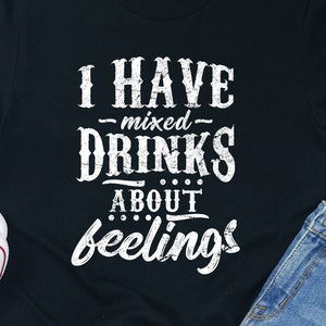 Lustiges Barkeeper-T-Shirt: Mixgetränke über Gefühle Grafik-T-Shirt