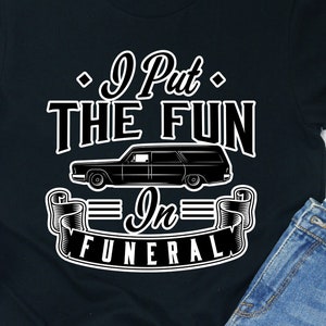Könnte beinhalten: Schwarzes T-Shirt mit weißem Text, der "I Put The Fun In Funeral" lautet, mit einer Illustration eines schwarzen Leichenwagens.