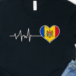 Könnte beinhalten: Schwarzes T-Shirt mit einem weißen Herzschlag-Motiv und einem herzförmigen Bild der moldauischen Flagge. Die Flagge ist gelb, blau und rot mit einem Wappen in der Mitte.