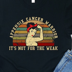 Könnte beinhalten: Schwarzes T-Shirt mit einer Grafik im Vintage-Stil einer Frau mit rotem Bandana und dem Text "Appendix Cancer Warrior. It's not for the weak."