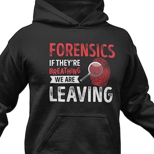 Könnte beinhalten: Schwarzer Kapuzenpullover mit dem Text "FORENSICS IF THEY'RE BREATHING WE ARE LEAVING" in Weiß mit einem roten Fingerabdruck und einer Lupe.
