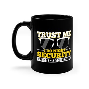 Könnte beinhalten: Schwarze Keramik-Kaffeetasse mit einer weißen Grafik, auf der "Trust me I do night security I've seen things" steht. Die Grafik enthält auch eine Sonnenbrille.