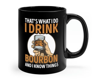 Può includere: Tazza da caffè nera con una grafica bianca che dice "That's what I do I drink bourbon and I know things". La grafica include anche una mano di cartone animato che tiene un bicchiere di bourbon.
